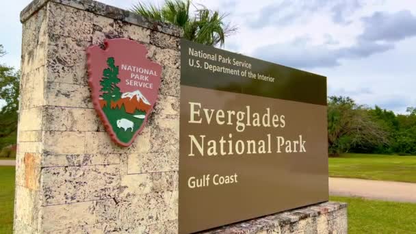 Vstupní značka v národním parku Everglades - EVERGLADES CITY, UNITED STATES - FEBRUARY 20, 2022 — Stock video