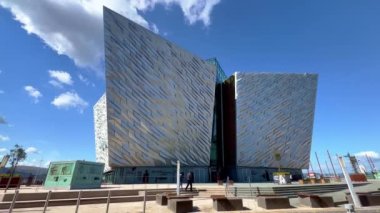 Belfast şehrindeki modern Titanik binası - BELFAST, BİRLİK KINGDOM - 25 Nisan 2022