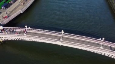 Dublin 'deki ünlü Ha Penny Köprüsü - İHA görüntüleri