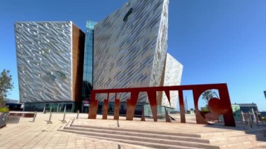 Belfast şehrindeki modern Titanik binası - BELFAST, BİRLİK KINGDOM - 25 Nisan 2022