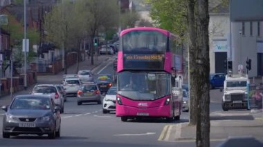 Belfast 'ta toplu taşıma - BELFAST, BİRLİK KINGDOM - 25 Nisan 2022