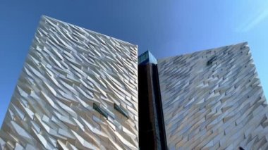 Belfast şehrindeki modern Titanik binası - BELFAST, BİRLİK KINGDOM - 25 Nisan 2022