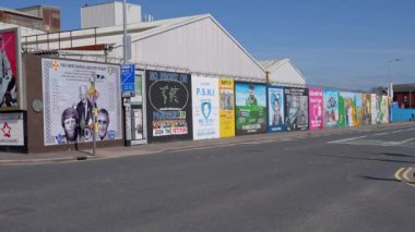 Evler ve Barış Duvarı 'ndaki ünlü Belfast Duvarı Duvarları - BELFAST, Birleşik KINGDOM - 25 Nisan 2022