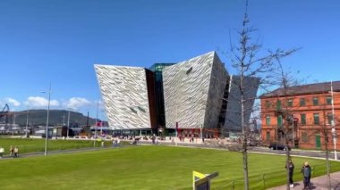Belfast şehrindeki modern Titanik binası - BELFAST, BİRLİK KINGDOM - 25 Nisan 2022