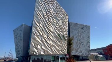 Belfast şehrindeki modern Titanik binası - BELFAST, BİRLİK KINGDOM - 25 Nisan 2022