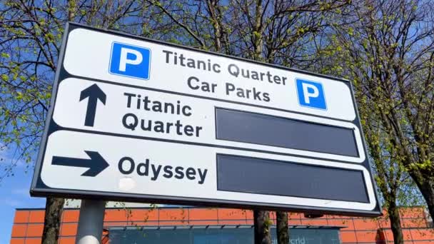 Znak Kierunkowy Dzielnicy Titanic Belfaście Belfast Zjednoczone Królestwo Kwiecień 2022 — Wideo stockowe