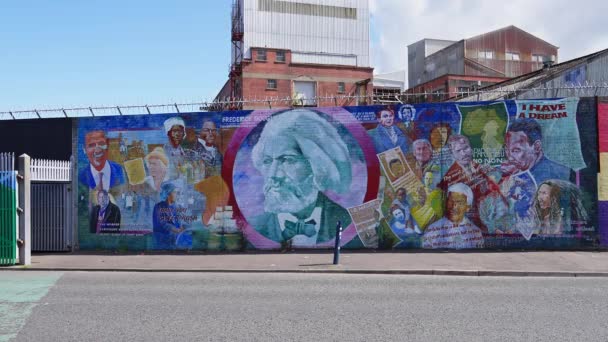 Famous Wall Murals Belfast Houses Peace Wall Belfast United Kingdom — Stok video