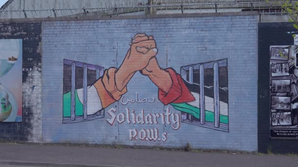 Famous Wall Murals Belfast Houses Peace Wall Belfast United Kingdom — Vídeos de Stock