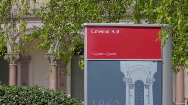 Elmwood Hall Uniwersytecie Queens Belfaście Belfast Zjednoczone Królestwo Kwiecień 2022 — Wideo stockowe