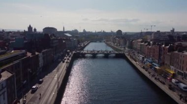 Dublin ve River Liffey üzerindeki hava görüntüsü - İHA görüntüleri
