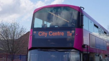 Belfast 'ta toplu taşıma - BELFAST, BİRLİK KINGDOM - 25 Nisan 2022