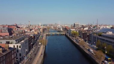 Dublin ve River Liffey üzerindeki hava görüntüsü - İHA görüntüleri