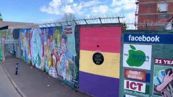 住宅と平和の壁にあるベルファストの有名な壁画 イギリス ベルファスト エイプリル社2022 — ストック動画