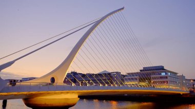 Samuel Beckett Köprüsü Dublin 'deki Liffey Nehri üzerinde - güzel bir akşam manzarası - İrlanda seyahat fotoğrafçılığı