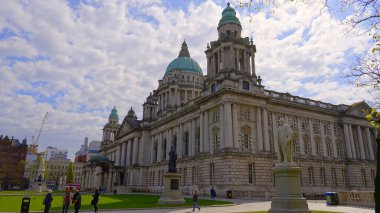 Belfast Belediye Binası geniş açı - BELFAST, BİRLİK KINGDOM - 25 Nisan 2022