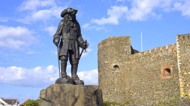 Belfast yakınlarındaki Crrickfergus Kalesi 'nde Kral III. William' ın heykeli. Seyahat fotoğrafçılığı.