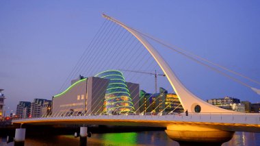 Samuel Beckett Köprüsü ve Dublin Kongre Merkezi - Akşam Görüşü - DUBLIN, IRELAND - 20 Nisan 2022