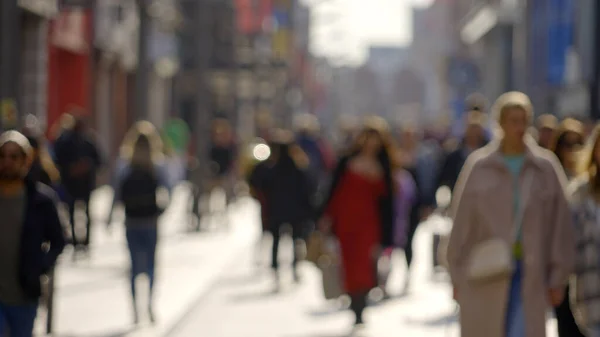 Zamazana Scena Ludzi Spacerujących Ulicami Miejsce Dublinu Irlandia Kwietnia 2022 — Zdjęcie stockowe