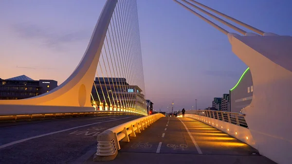 Samuel Beckett Híd Liffey Folyó Felett Dublinban Gyönyörű Kilátás Estére — Stock Fotó