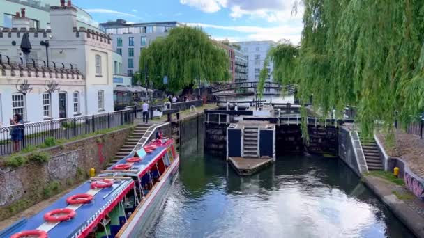 Barcos Turísticos Camden Lock Londres Londres Reino Unido Junio 2022 — Vídeo de stock