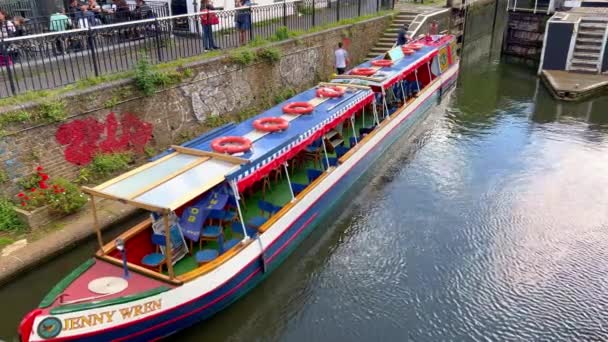 Sightseeing Båtar Vid Camden Lock London London Förenade Kungariket Juni — Stockvideo