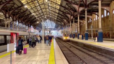Stansted Express treni Londra Liverpool Caddesi 'ne varmak üzeredir - LONDON, BİRLİK KINGDOM - 9 Haziran 2022
