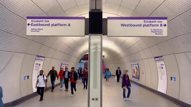 Moderna Stazione Della Metropolitana Tottenham Court Road Londra Regno Unito — Video Stock