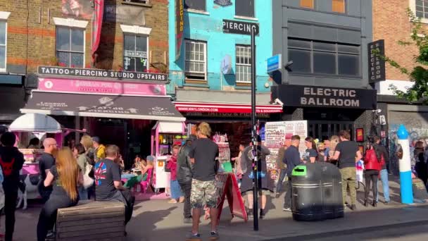 カラフルでクレイジーなお店で素晴らしいカムデンハイストリート ロンドン イギリス 2022年6月9日 — ストック動画