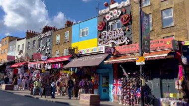 Londra 'daki Camden High Caddesi' ndeki renkli dükkanlar ve tımarhaneler - LONDON, UNITED KINGDOM - 9 Haziran 2022