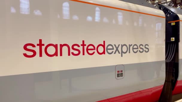 Tren Stansted Express Llegando London Liverpool Street Londres Reino Unido — Vídeo de stock