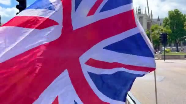 Ευρωπαϊκή Και Βρετανική Σημαία Κυματίζει Στον Άνεμο Ταξιδιωτική Φωτογραφία — Αρχείο Βίντεο