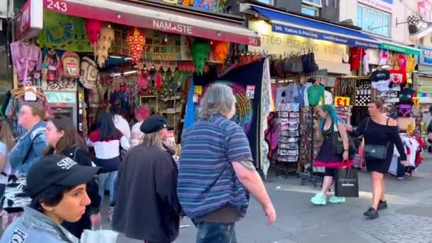 Las Coloridas Tiendas Chalets Camden High Street Londres Londres Reino — Vídeo de stock