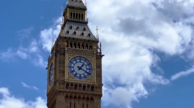 Büyük Ben London güneşli bir yaz gününde - LONDON, BİRLİK KINGDOM - 9 Haziran 2022