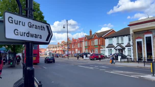 Riktningsskylt Mot Guru Granth Gurdwara Staden Southall London London Förenade — Stockvideo