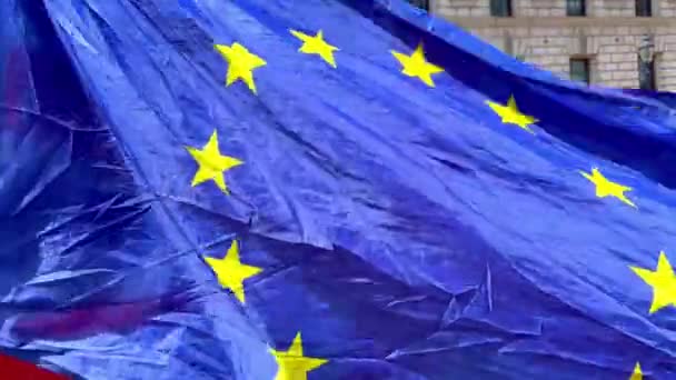 Ευρωπαϊκή Και Βρετανική Σημαία Κυματίζει Στον Άνεμο Λονδινο Ηνωμενο Βασιλειο — Αρχείο Βίντεο