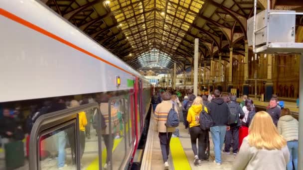 Stansted Express Train Arriving London Liverpool Street London United Kingdom — Stockvideo