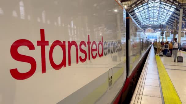 Stansted Express Vlak Přijíždí Londýna Liverpool Street Londýn Spojené Království — Stock video