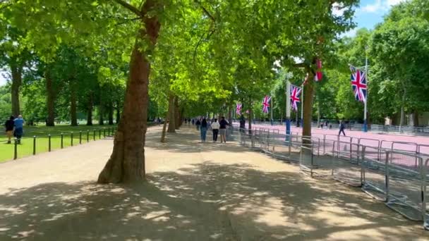 Прогулюючись Через Парк Сент Джеймс Лондоні Влітку Лондон United Kingdom — стокове відео