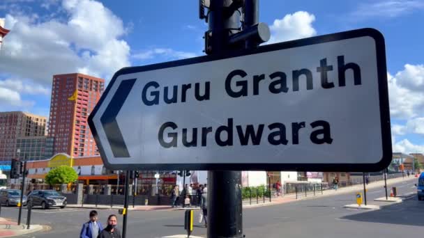 伦敦南部城市Guru Granth Gurdwara的方向标志 联合王国伦敦 2022年6月9日 — 图库视频影像