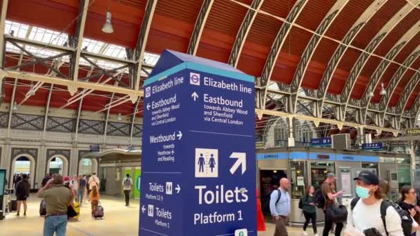 Señal Dirección Elizabeth Line Estación Paddington Londres Reino Unido Junio — Vídeo de stock