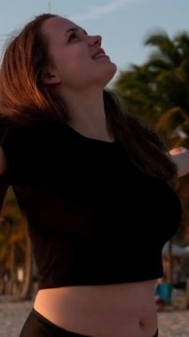 Mutlu kadın Miami sahilinde gün batımının tadını çıkarıyor. Seyahat fotoğrafçılığı.