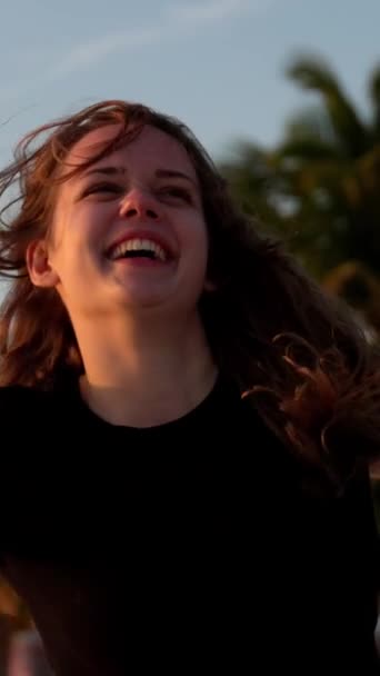 Mujer Feliz Disfruta Maravillosa Puesta Sol Playa Miami Fotografía Viaje — Vídeo de stock