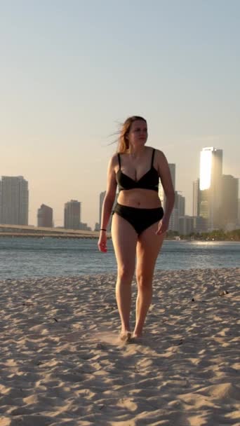 Jeune Femme Portant Bikini Plage Coucher Soleil Sur Miami Photographie — Video