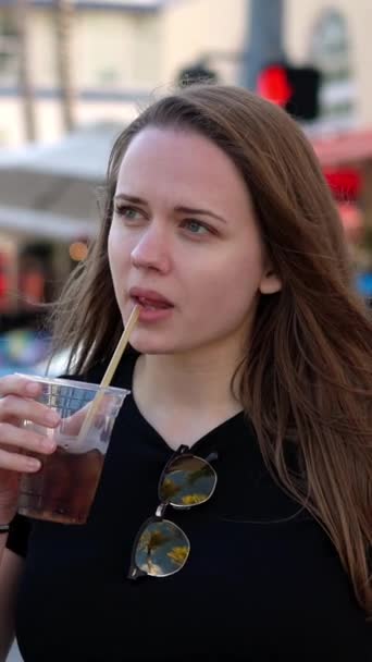 Ung Vacker Kvinna Har Kall Dryck Solen Miami Beach Resor — Stockvideo
