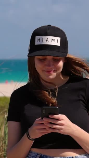 Hübsche Frau Miami Beach Schickt Sms Reisefotos — Stockvideo