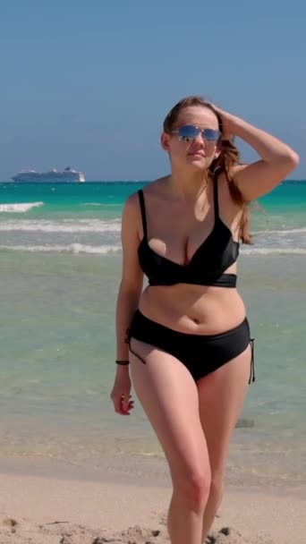 Jovem Mulher Gosta Sol Miami Beach Viagens Fotografia — Vídeo de Stock