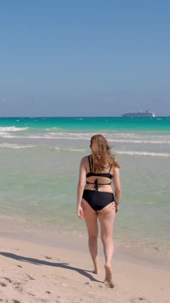 Fiatal Csinos Visel Bikini Miami Beach Egy Szeles Napon Utazási — Stock videók