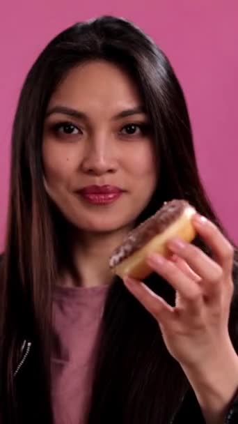 Young Pretty Woman Freshly Baked Doughnuts Studio Shooting — Stock Video