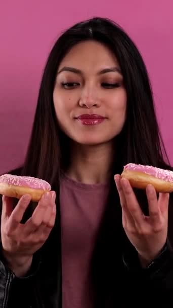 Young Pretty Woman Freshly Baked Doughnuts Studio Shooting — Stock Video