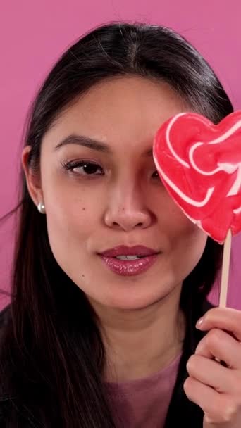 Chica Bonita Con Una Piruleta Gigante Rodaje Estudio — Vídeos de Stock